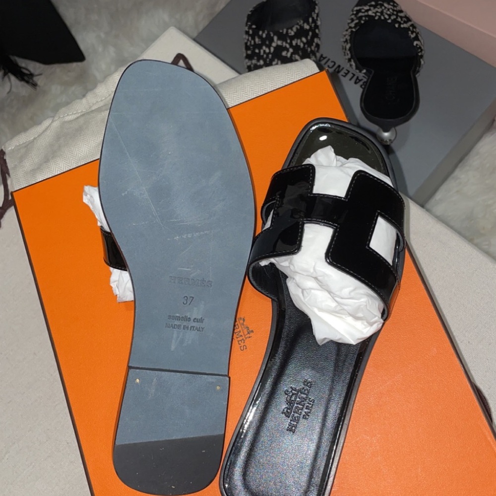 Hermès Oran sandals in patent black.(SOLD OUT)